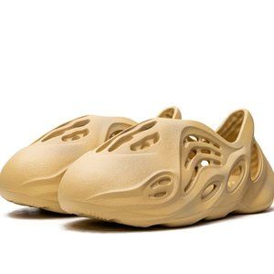 YEEZY $140 Foam Runners NIB Desert Tan NIB Men 6 (W 7.5)